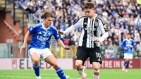 Gelandang Como asal Argentina Nico Paz berebut bola dengan penyerang Juventus asal Turki Kenan Yildiz selama pertandingan sepak bola Serie A Italia antara Como dan Juventus di Stadion Giuseppe Sinigaglia pada 19 Oktober 2025. (Piero CRUCIATTI / AFP)