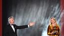 Bintang Lyon dan timnas Norwegia, Ada Hegerberg (kanan) bereaksi setelah menerima penghargaan Ballon d'Or perempuan 2018 di Grand Palais, Paris, Senin (3/12). Ada Hegerberg terpilih menjadi pemenang edisi pertama Ballon d'Or perempuan. (FRANCK FIFE/AFP)