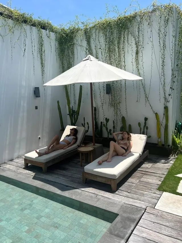 Adhisty Zara gunakan pakaian bikini di Bali