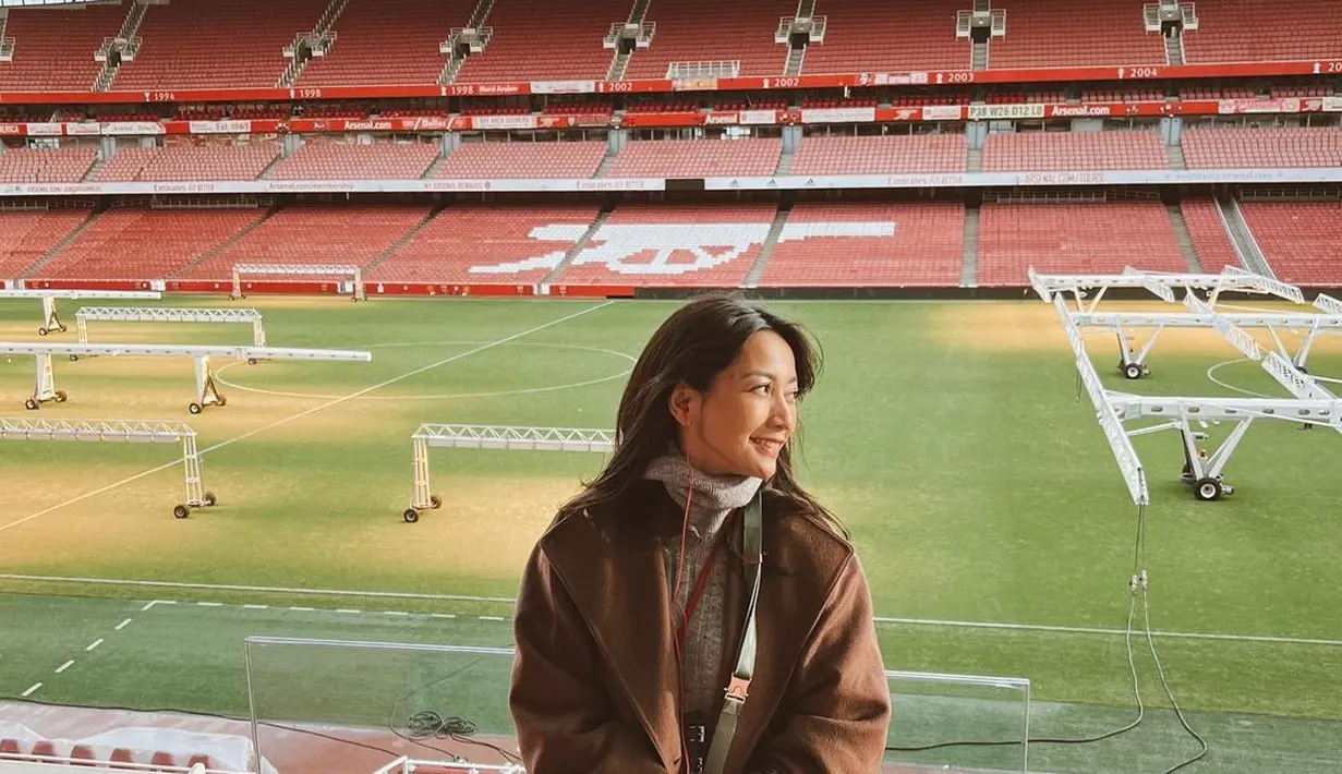 Hesti Purwadinata tampil kece dengan turtleneck abu-abu dan coat cokelat [instagram/hestipurwadinata]