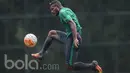 Striker Persipura Jayapura, Marianus Wanewar, menerima umpan saat mengikuti seleksi Timnas Indonesia U-22 di Lapangan SPH Karawaci, Banten, Rabu (22/2/2017). (Bola.com/Vitalis Yogi Trisna)
