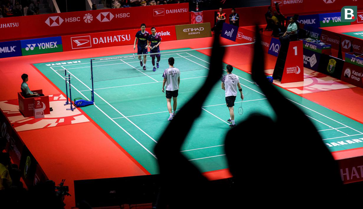Ganda putra Indonesia, Hendra Setiawan/Mohammad Ahsan berhasil menaklukkan wakil Taiwan, Chiang Chien-Wei/Wu Hsuan-Yi pada babak 32 besar Indonesia Masters 2025 di Istora Senayan, Jakarta, Selasa (21/1/2025) sore WIB. (Bola.com/Bagas lazuardi)
