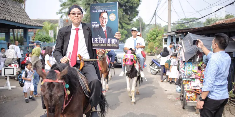 Promosi Buku, Tung Desem Waringin Berkuda di Jalanan