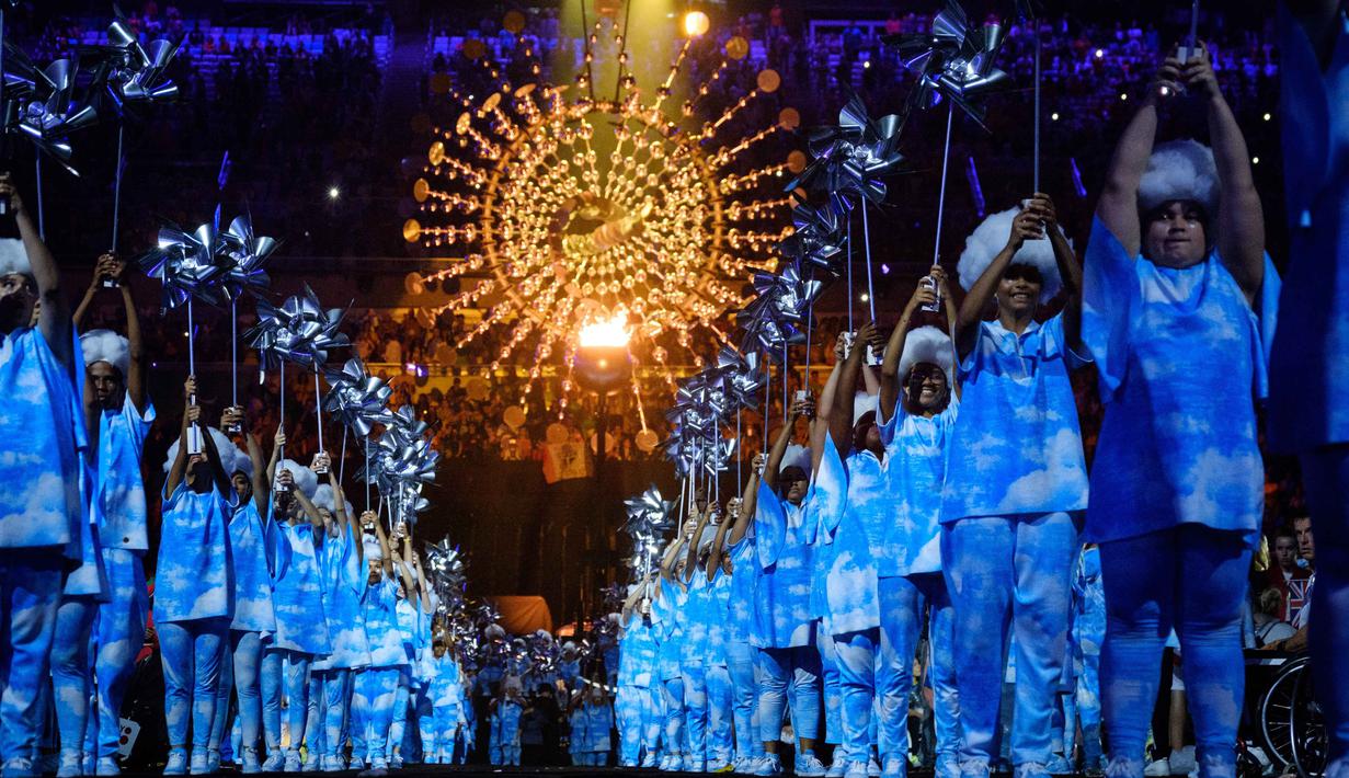 Penari tegah beraksi pada acara penutupan Paralimpiade Rio 2016 di Stadion Maracana, Rio de Janeiro, Brasil, (19/9/2016) WIB.  (AFP/Yasuyoshi Chiba)