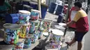 Pedagang merapikan beduk dagangannya di kawasan Tanah Abang, Jakarta, Senin (13/5/2019). Memasuki bulan suci Ramadan, pesanan beduk mengalami peningkatan dibanding bulan-bulan biasanya. (Liputan6.com/Faizal Fanani)