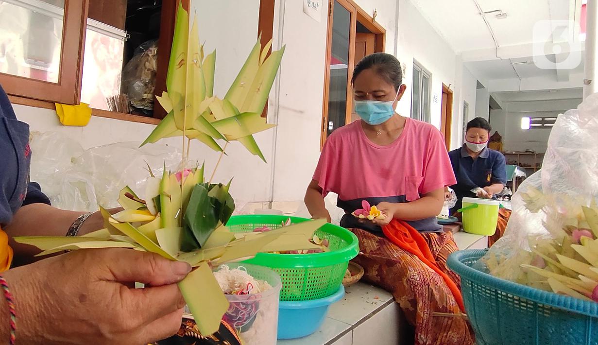 Umat Hindu menyiapkan persembahan di Pura Kerta Jaya, Kota Tangerang, Banten, Selasa (15/9/2020). Persiapan tersebut dilakukan jelang Hari Raya Galungan yang jatuh pada 16 September 2020. (Liputan6.com/Angga Yuniar)