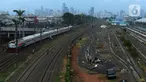 Pekerja menyelesaikan pengerjaan rangkaian rel di Depo Cipinang, Jakarta, Sabtu (16/11/2019). Proyek pembangunan Double-Double Track yang rampung pada awal 2019 masih dalam perbaikan di lajur Depo Cipinang. (merdeka.com/Imam Buhori)