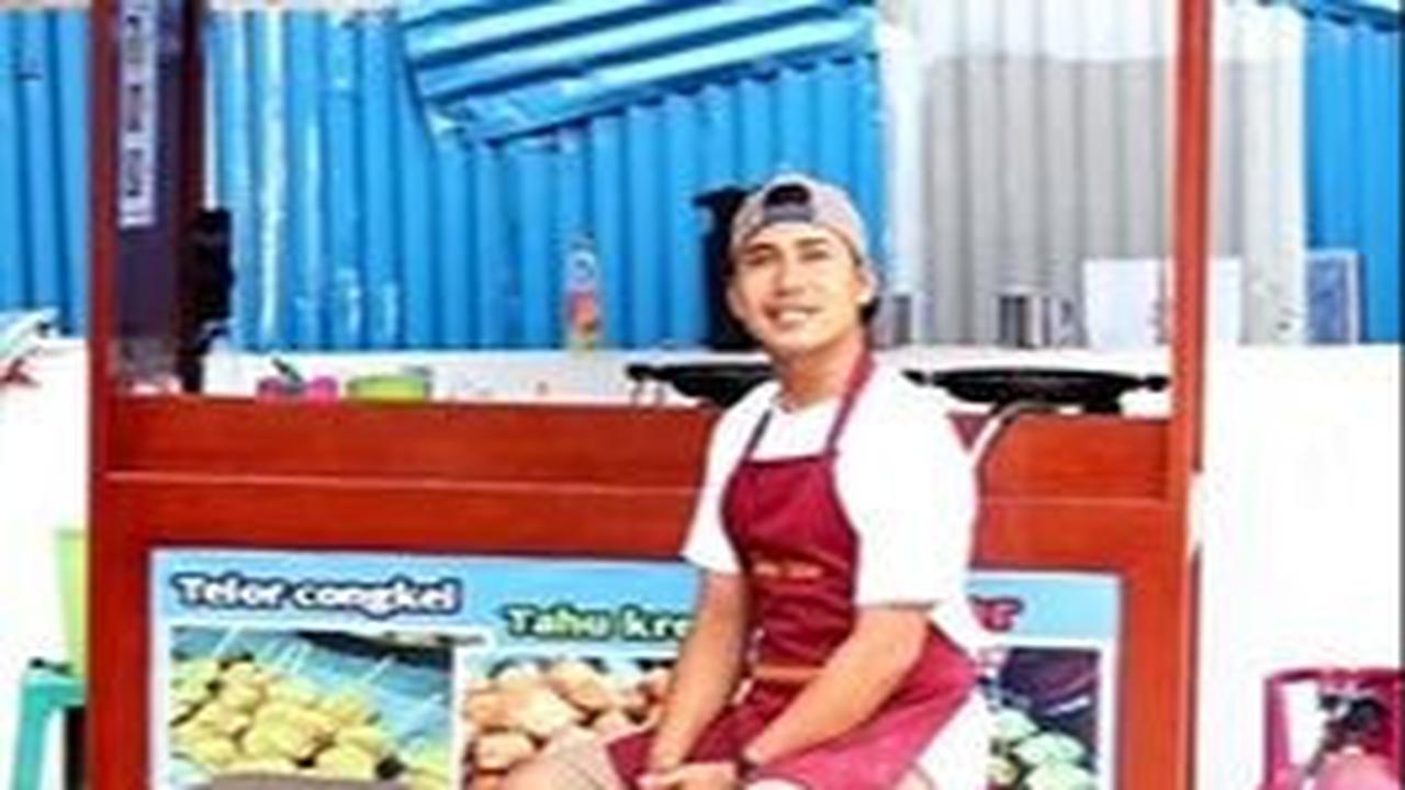 Meski telah menjadi seorang PNS, dia tetap melakoni hobinya dalam berjualan sepulang mengajar.<br>