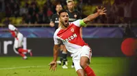 Gaya Kapten AS Monaco, Radamel Falcao  saat merayakan gol. Falcao saat ini memimpin top scorer sementara dengan tujuh gol hingga pekan keempat Ligue 1 Prancis.  (AFP/Anna-Chritine Poujoulat)