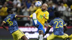 Sementara itu, Brasil terus menyerang dan mencoba menembus pertahanan solid Kolombia, salah satunya lewat aksi Neymar. Sayangnya, skor masih menunjukkan kacamata hingga peluit turun minum terdengar. (AP/Andre Penner)