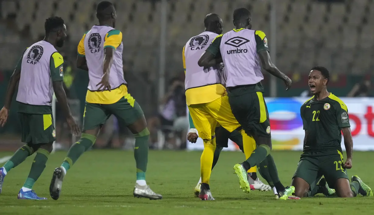Bek Senegal, Abdou Diallo (kanan) berselebrasi usai mencetak gol ke gawang Burkina Faso pada pertandingan semifinal Piala Afrika 2022 di stadion Ahmadou Ahidjo di Yaounde, Kamerun, Kamis (3/2/2022). Senegal menang atas Burkina Faso 3-1 dan lolos ke final. (AP Photo/Themba Hadebe)