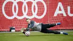 Kiper Bayern Munchen, Manuel Neuer berusaha menepis bola saat mengikuti sesi latihan tim di Munich, Jerman selatan (24/11/2020). Munchen akan bertanding melawan Salzburg pada Grup A Liga Champions di Allianz Arena. (AFP/Marco Donato)