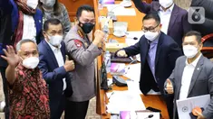 Kapolri Jenderal Listyo Sigit Prabowo (tengah) saat rapat kerja dengan Komisi III DPR di Kompleks Parlemen, Jakarta, Rabu (16/6/2021). Rapat membahas realisasi program prioritas Kapolri, pengungkapan kasus-kasus aktual, dan tindak lanjut atas pengaduan masyarakat. (Liputan6.com/Angga Yuniar)