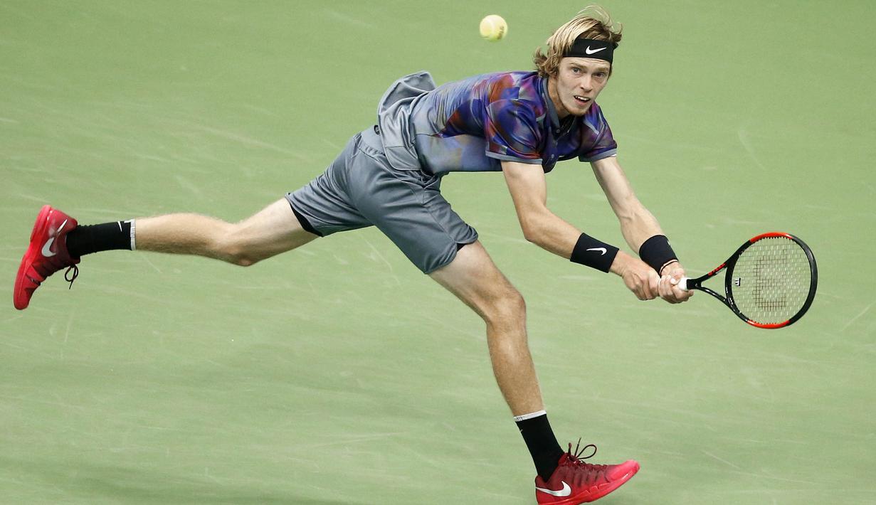 Petenis Rusia, Andrey Rublev, mengembalikan bola saat bertanding melawan petenis Spanyol, Rafael Nadal, pada laga turnamen AS Terbuka di New York, Rabu (6/9/2017). Nadal menang 3 set langsung 6-1, 6-1 dan 6-2 atas Andrey Rublev. (AP/Adam Hunger)
