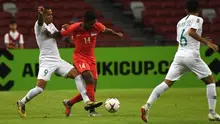 Gelandang Singapura, Hariss Harun (tengah), beraksi melawan timnas Indonesia pada laga Grup B Piala AFF 2018 di Stadion Nasional Singapura, Jumat (9/11/2018). (AFP/Roslan Rahman)