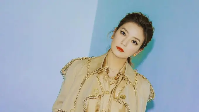 Gaya berpakaian Zhao Wei yang dihapus jejak digitalnya oleh Pemerintah China (Instagram/ vicki_zhaowei)