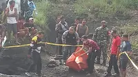 Evakuasi jenazah di sungai Stail Desa Wringinputuh, Kecamatan Tegaldelimo Banyuwangi (Istimewa)