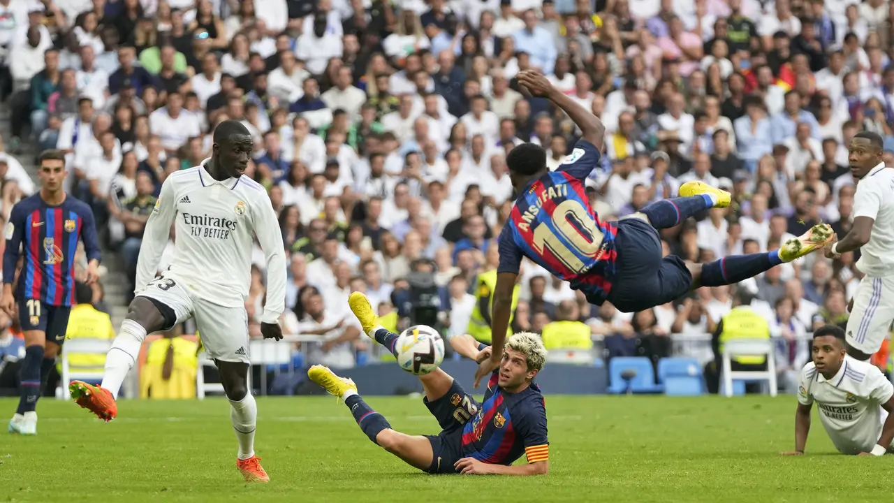 Foto: Barcelona Keok dari Real Madrid di Laga El Clasico Perdana Robert Lewandowski