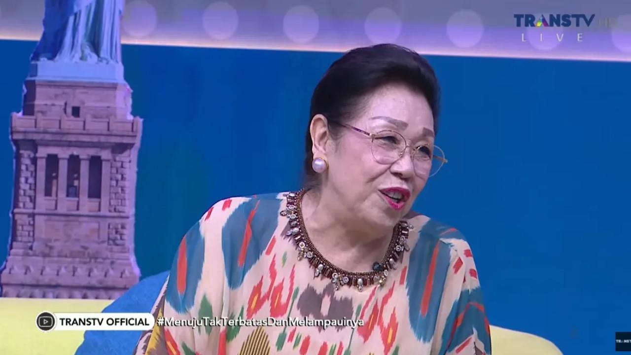 Ibunda Ivan Gunawan menjadi sosok yang mudah tersentuh hatinya. Saat minta doa, sang ibunda sampai menangis.<br>