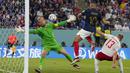 <p>Striker Timnas Prancis, Kylian Mbappe berhasil menjebol gawang Denmark yang dijaga Kasper Schmeichel dalam pertandingan Grup D Piala Dunia 2022 di Stadium 974, Qatar, Sabtu (26/11/2022). (AP Photo/Martin Meissner)</p>