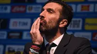 Gianluigi Buffon meminta para suporter Juventus untuk tetap mendukung timnya tanpa syarat. (Oli SCARFF / AFP)
