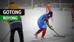 Berita video beberapa pesepak bola Liga Inggris divisi 3 ini bergotong royong agar pertandingan di stadion berjalan kembali. Momen ini saat laga Peterborough melawan Walsall di League One 2017-2018.