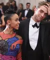 Kabar menyedihkan datang dari pasangan Robert Pattinson dan FKA Twigs. Lama tak terlihat bersama, ternyata hubungan mereka kandas di tengah jalan, meskipun keduanya sudah resmi bertunangan. (AFP/Mike Coppola)
