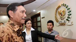 Politisi Partai Golkar, Nurul Arifin mengantar Luhut Binsar Pandjaitan menemui Ketua DPR RI Setya Novanto, Jakarta, Kamis (2/4/2015). Kedatangan Luhut untuk berkordinasi terkait pelaksanaan dan peringatan KAA ke-60 di Bandung. (Liputan6.com/Helmi Afandi)