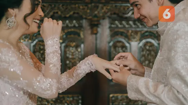 [Fimela] Adipati Dolken dan Canti Tachril
