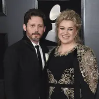 Kelly Clarkson dan Brandon Blackstock dalam 60th Grammy Awards. (Photo by Evan Agostini/Invision/AP, File)