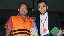 Jannes Johan Karubaba didampingi kuasa hukumnya usai menjalani pemeriksaan KPK, Jakarta, Selasa (19/5/2015). Karubaba diduga melakukan korupsi pengadaan "Detailing Engineering Design" di Sungai Mamberamo dan Urumka (Liputan6.com/Helmi Afandi)