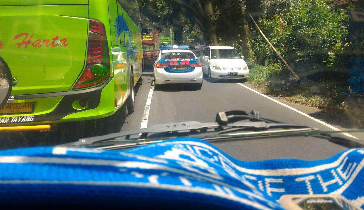 Bendera berukuran 48x110 meter itu ditampilkan dalam laga terakhir babak penyisihan Grup B, Torabika Bhayangkara Cup 2016, Minggu (27/3/2017) dan dikawal polisi Polda Bali sampai Stadion Kapten I Wayan Dipta Gianyar. (Bola.com/Aremania)