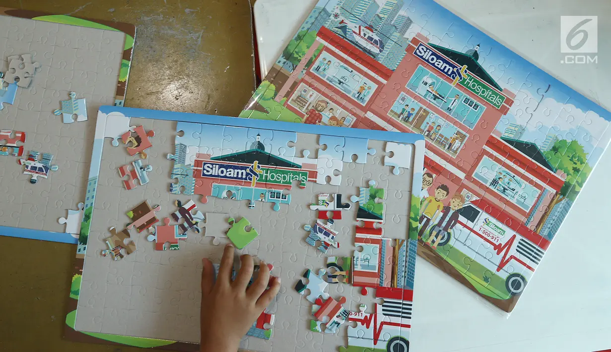 Seorang anak sedang bermain puzzle jelang peringati Hari Anak Nasional yang jatuh pada 23 Juli 2017 di RS Siloam Asri, Jakarta, Sabtu (22/07). Kegiatan ini untuk membantu pemulihan merangsang rasa pada anak. (Liputan6.com/Fery Pradolo)