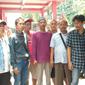 Sulaeman (keempat dari kiri) pedagang PKL Cirebon dijemput rekan-rekannya usai tiga hari menjalani hukuman penjara di rutan klas 1 Cirebon. Foto (Liputan6.com / Panji Prayitno)