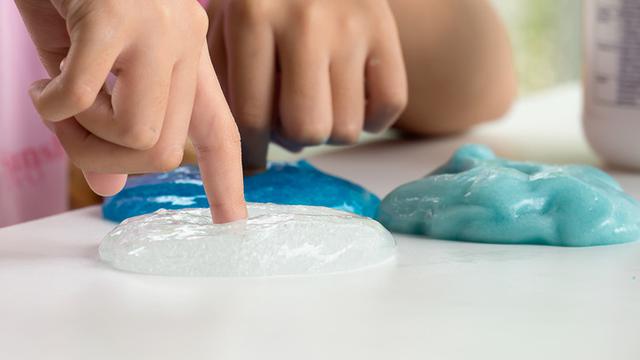 12 Cara Bikin Slime di Rumah Tanpa Bahan Kimia, Aman dan Gampang Banget