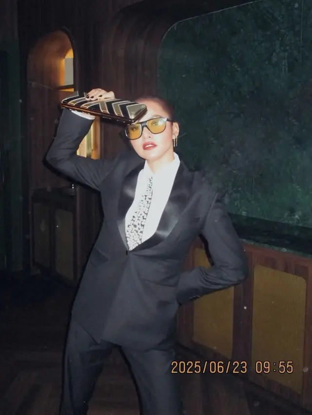 Pesona Dualisme Olla Ramlan, Tampil Slay dengan Gaya Maskulin dan Glamor Serba Emas