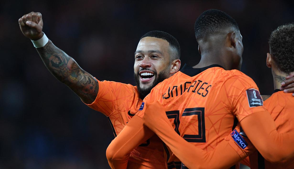 Pemain depan Belanda Memphis Depay berselebrasi dengan Denzel Dumfries setelah mencetak gol ke gawang Gibraltar pada laga Kualifikasi Piala Dunia 2022 zona Eropa Grup G di De Kuip, Rotterdam, Selasa (12/10/2021) dini hari WIB. Menjamu Gibraltar, Belanda menang 6 gol tanpa balas. (JOHN THYS/AFP)