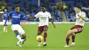 Pemain Everton, Alex Iwobi, berebut bola dengan pemain Arsenal, Bukayo Saka, pada laga Liga Inggris di Stadion Goodison Park, Minggu (20/12/2020). Everton menang 2-1 atas Arsenal. (Peter Powell/Pool via AP)