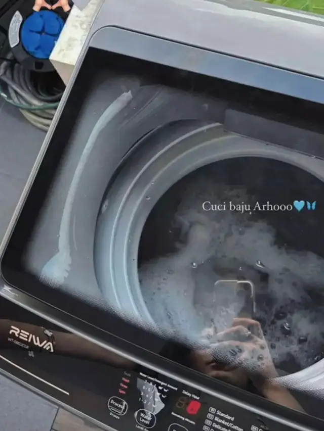 Potret Azizah Salsha cuci baju Pratama Arhan (Sumber: Instagram/@azizahsalsha_)