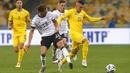 Pemain Jerman, Leon Goretzka, berebut bola dengan pemain Ukraina, Oleksandr Zubkov, pada laga UEFA Nations League di Stadion Olimpiyskiy, Minggu (11/10/2020). Jerman menang dengan skor 2-1. (AP Photo/Efrem Lukatsky)