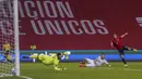 Gelandang Spanyol, Ferran Torres (kanan) melepaskan tendangan yang berbuah gol kedua Spanyol ke gawang Kosovo dalam laga lanjutan Kualifikasi Piala Dunia 2022 Zona Eropa Grup B di La Cartuja Stadium, Sevilla, Rabu (31/3/2021). Spanyol menang 3-1 atas Kosovo. (AP/Miguel Angel Morenatti)
