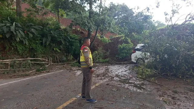 Longsor di jalan yang menghubungkan kawasan Puncak-Cipanas-Cianjur. Longsor tersebut dampak gempa dengan magnitudo 5,6 yang berpusat di Cianjur. (Dok Kementerian PUPR)