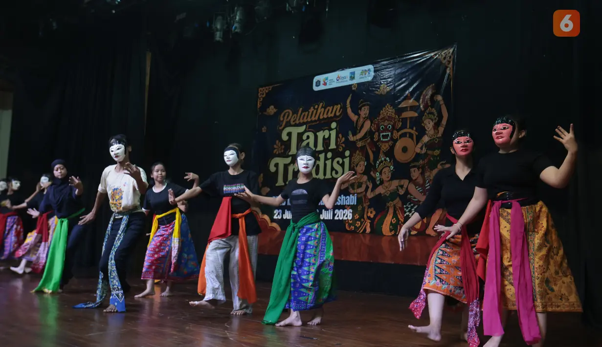 Sejumlah remaja putri mengikuti pelatihan tari tradisi di Pusat Pelatihan Seni Budaya (PPSB) Muhammad Mashabi, Jalan KH Mas Mansyur, Kebon Melati, Tanah Abang, Jakarta Pusat, Rabu (1/7/2026). Kegiatan yang berlangsung pada 23 Juni hingga 6 Juli 2026 itu menjadi wadah pengembangan keterampilan sekaligus upaya melestarikan seni budaya tradisional. Para peserta mempelajari dasar-dasar gerak tari sebagai bagian dari pembinaan seni. PPSB Muhammad Mashabi dikenal sebagai ruang kegiatan seni budaya, edukasi, dan komunitas yang dapat dimanfaatkan masyarakat untuk mengembangkan minat, bakat, serta memperkuat kecintaan generasi muda terhadap budaya Indonesia.