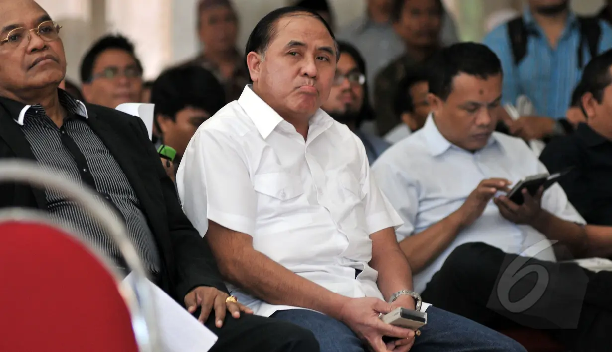 Mantan Wakil Gubernur DKI Jakarta Prijanto (kanan) menyambangi Gedung DPRD DKI Jakarta, Rabu (8/4/2015). Prijanto datang untuk menjadi narasumber utama dalam diskusi publik tentang Dugaan Korupsi di Stadion BMW Jakarta. (Liputan6.com/Johan Tallo)