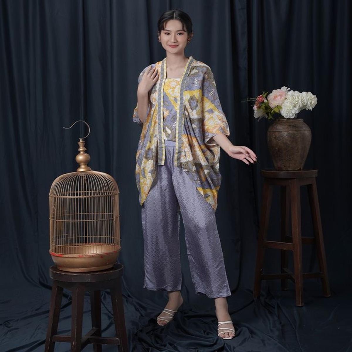 5 Padu Padan Stylish Batik dan Celana untuk Kondangan, Tampil Anggun dan Modis!