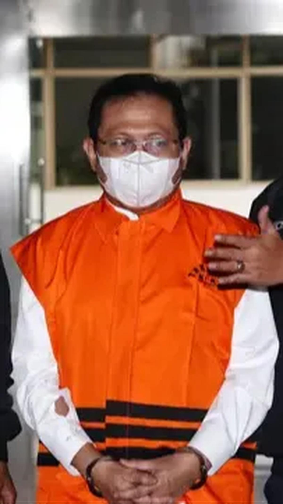 Mahkamah Agung (MA) mencopot status kepegawaian PNS Sekretaris MA Hasbi Hasan tersangka kasus suap pengurusan perkara yang diusut Komisi Pemberantasan Korupsi (KPK).
