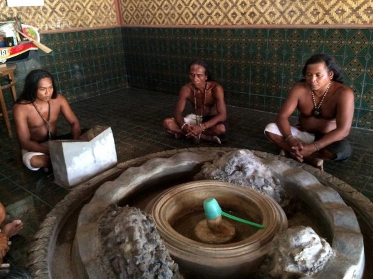 Menengok kehidupan masyarakat Dayak Indramayu