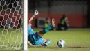 <p>Kiper Timnas Indonesia U-16, Andrika Fathir Rachman saat adu penalti dalam laga semifinal Piala AFF U-16 2022 antara Indonesia U-16 melawan Myanmar U-16 di Stadion Maguwoharjo, Sleman, Rabu (10/8/2022) malam WIB. (Bola.com/Bagaskara Lazuardi)</p>