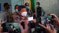 Bupati Garut Rudy Gunawan memberkan penjelasan di depan awak media setelah melakukan simulasi vaksinasi Covid-19 di Garut. (Liputan6.com/Jayadi Supriadin)