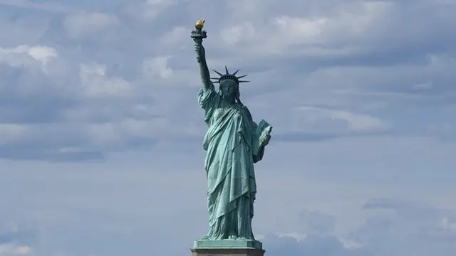 Patung Liberty terlihat dari Staten Island Ferry, Senin, 9 September 2024, di New York, Amerika Serikat.